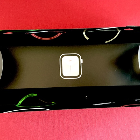Apple Watch A2352 SE Silver gps/cell 40mm Nike  All Original With Box - Picture 6 of 9